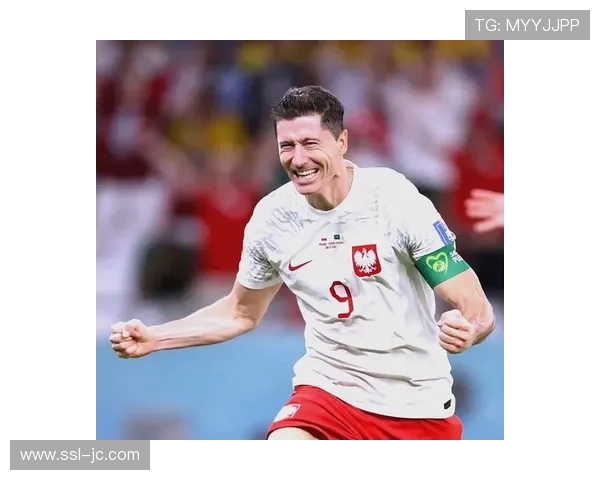 亚历克斯·佩雷拉分歧判定胜波兰简，低扫战术成轻重量级首胜关键