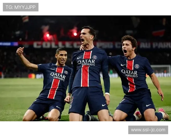 巴黎圣日耳曼举办社区活动，小球迷与冠军奖杯合影