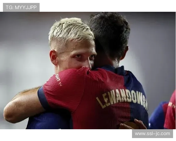 小将西甲首秀破门后落泪,家人看台激动相拥 小将西甲首秀破门后落泪,家人看台激动相拥